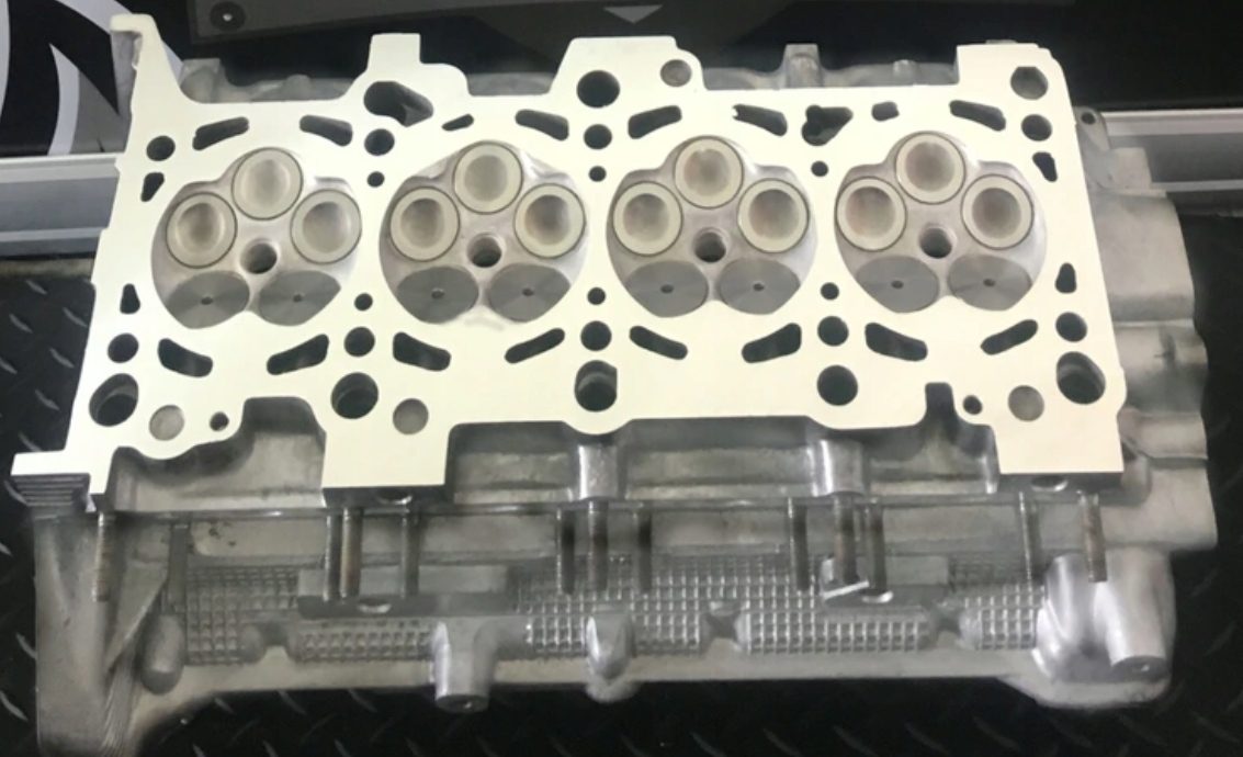 6ac2c4870faadddf46908cb10421570a.jpg Głowica AUDI VW SEAT 1.8 ADR AEB AGN AGU - obrazek 1