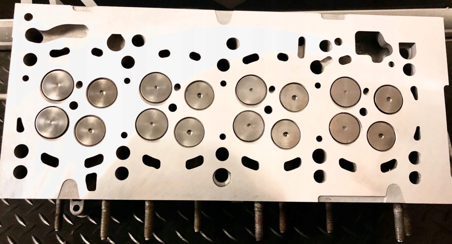 7809035183745cc6ab04ae4a2459f8a1.jpg Głowica AUDI VW 1.6 2.0 TDi CKF CRV CRM CRB CRL - obrazek 1