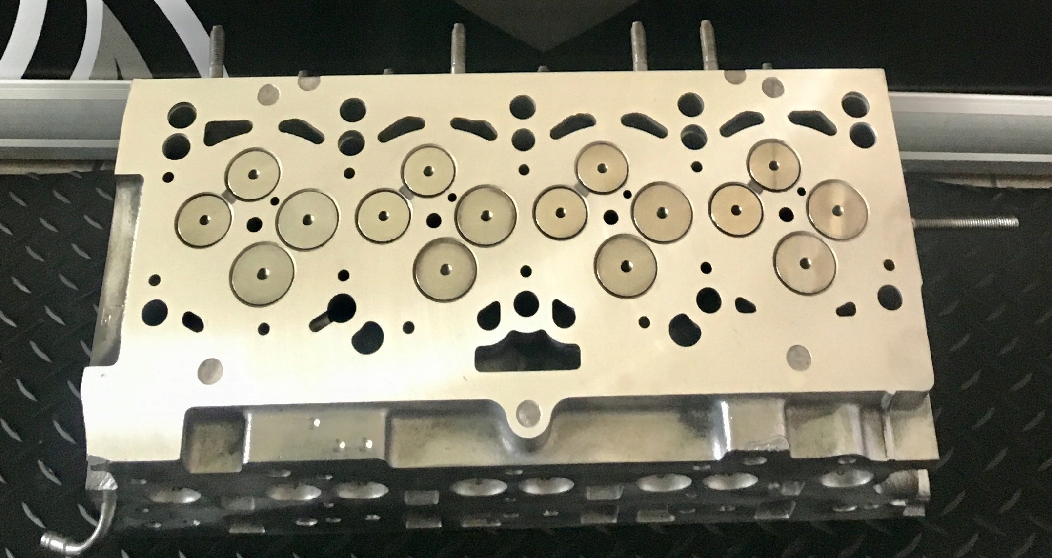 13977768d618dd0b34218b48d8fe84bb.jpg Głowica 2.0 TDI 03G103373A - KOMPLETNA NOWE ZAWORY PROWADNICE PANEWKI - obrazek 1